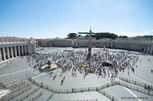 Piazza San Pietro a Roma quasi deserta durante l'angelus del Papa