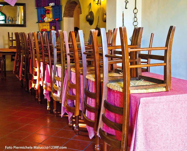 Sala ristorante con le sedie capovolte sopra i tavoli (Foto Piermichele Malucci@123RF.com) Sala ristorante con le sedie capovolte sopra i tavoli (Foto Piermichele Malucci@123RF.com)