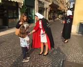 Due dame dell'Ordine di Malta incontrano le persone in via Cappello a Verona