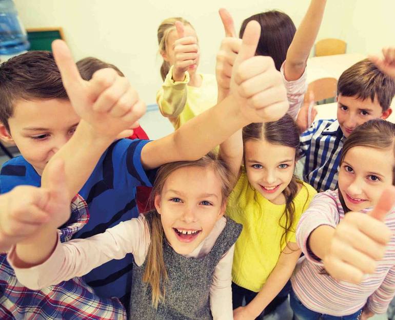 Gruppo di bambini e bambine che con il pollice alzato fanno i segno di "ok" Gruppo di bambini e bambine che con il pollice alzato fanno i segno di "ok"