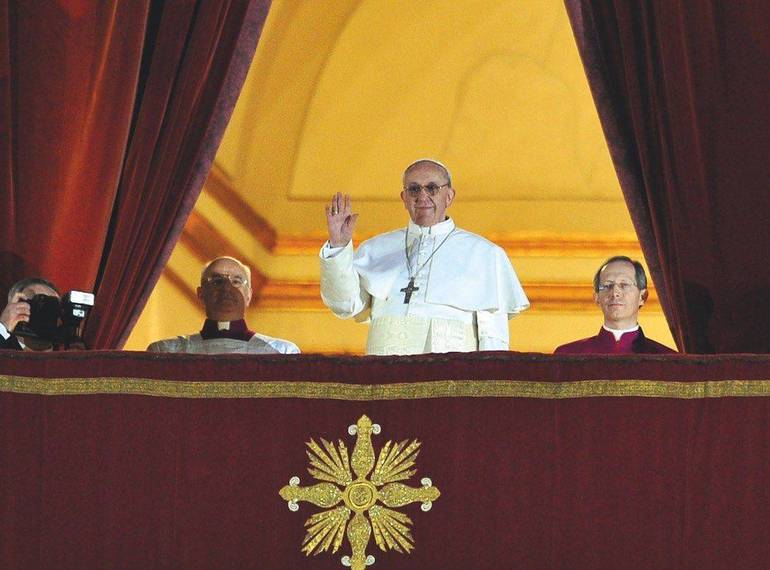 Papa Francesco affacciato al balcone dopo l'elezione si presenta ai fedeli riuniti in piazza San Pietro Papa Francesco affacciato al balcone dopo l'elezione si presenta ai fedeli riuniti in piazza San Pietro