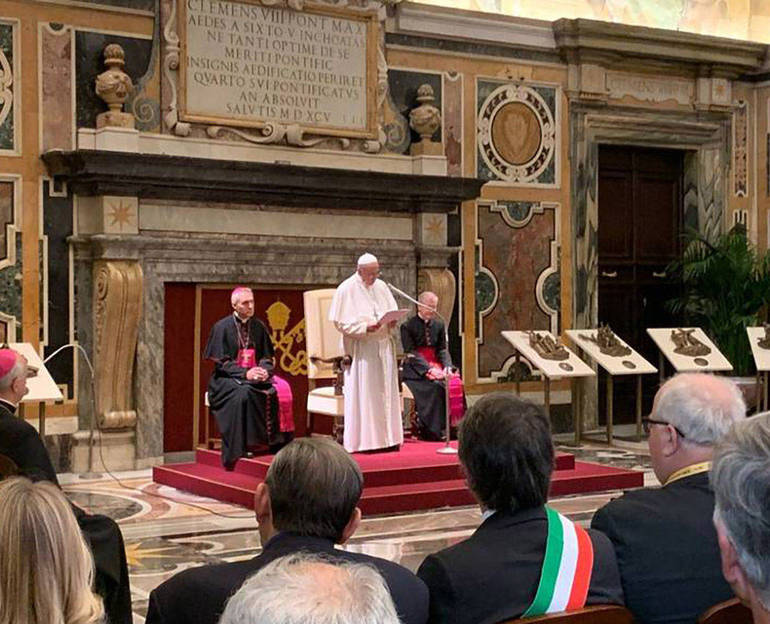 Il Papa durante la cerimonia di benedizione