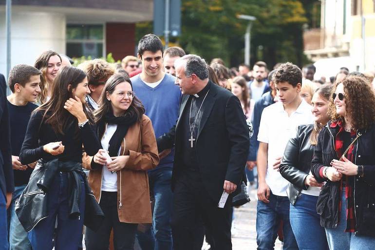 Il Vescovo Domenico Pompili dialoga con alcuni giovani