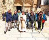Il gruppo di giovani pellegrini veronesi davanti alla Basilica del Santo Sepolcro a Gerusalemme