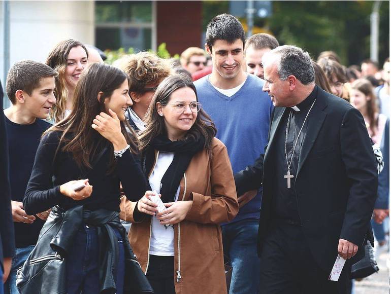Il vescovo Domenico Pompili dialoga con i giovani