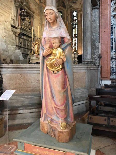 La statua di Maria in pellegrinaggio tra ospedali, monasteri e case di riposo La statua di Maria in pellegrinaggio tra ospedali, monasteri e case di riposo