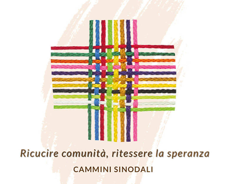 Logo del Sinodo diocesano che riporta una trama di fili colorati che formano una croce e la scritta "Ricucire comunità, ritessere la speranza. Cammini sinodali"