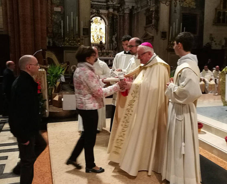 Il Vescovo consegna la Parola di Dio e un lume ai rappresentanti dei consigli pastorali Il Vescovo consegna la Parola di Dio e un lume ai rappresentanti dei consigli pastorali