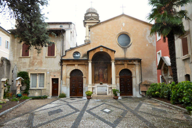 Vista della facciata della chiesa di S. Toscana