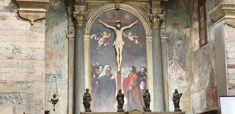 Nuova luce al Crocifisso che domina S. Giovanni in Foro 
