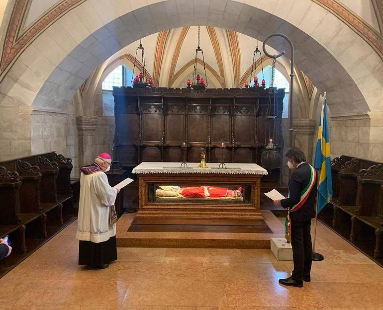 Il Vescovo della diocesi di Verona mons. Zenti e il Sindaco della città Sboarina in preghiera davanti all'urna di san Zeno
