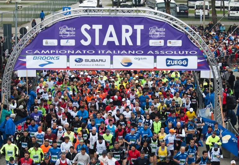 Si corre a piedi, traffico bloccato in centro città Si corre a piedi, traffico bloccato in centro città