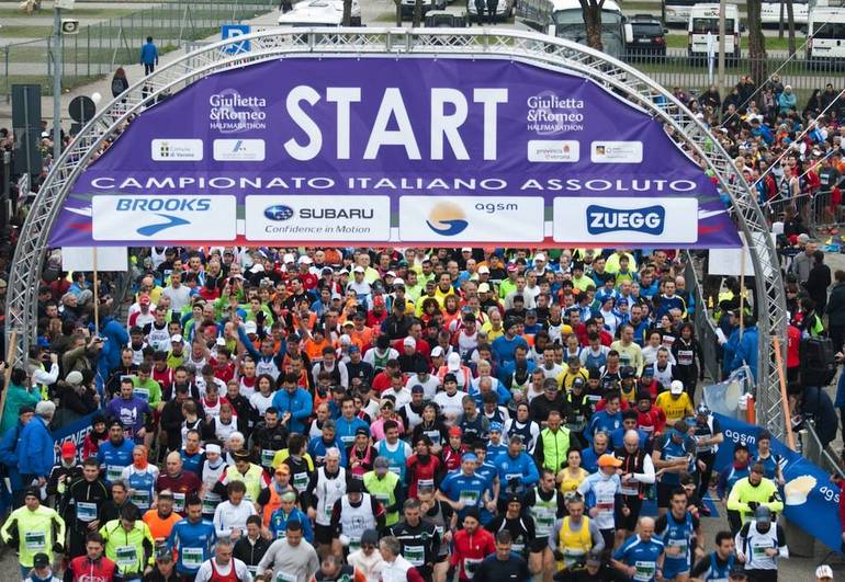 Si corre a piedi, traffico bloccato in centro città