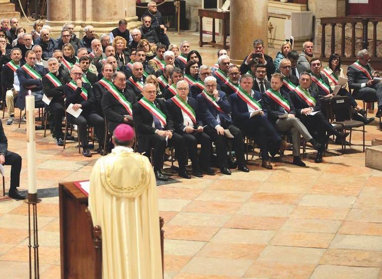 Il vescovo di Verona Domenico Pompili mentre si rivolge il suo discorso agli amministratori
