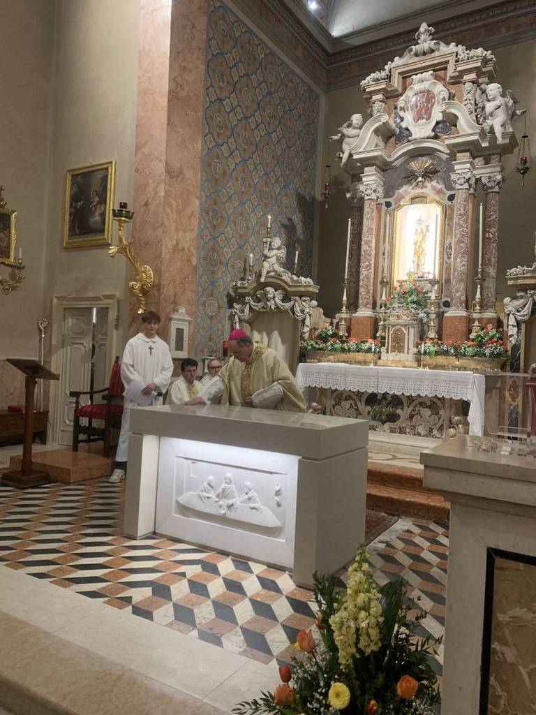 A Santa Maria in Progno risplende il nuovo altare in pietra della Lessinia