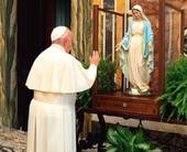 Papa Francesco benedice la statua della Madonna della Medaglia Miracolosa