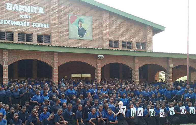 Foto di gruppo delle studentesse della scuola Bakhita in Malawi