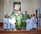Foto di gruppo dei concelebranti e dei ministranti con il Vescovo