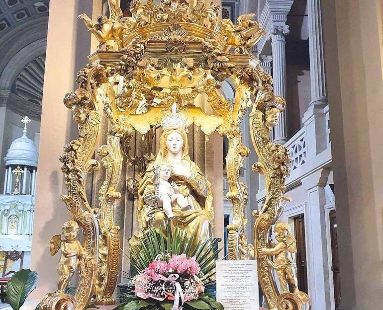 La statua della Madonna del Rosario