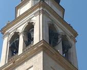 Primo piano di una torre campanaria
