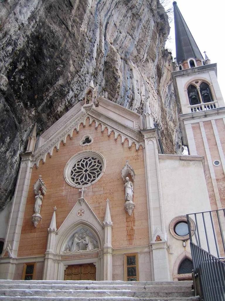 La facciata del santuario Madonna della Corona