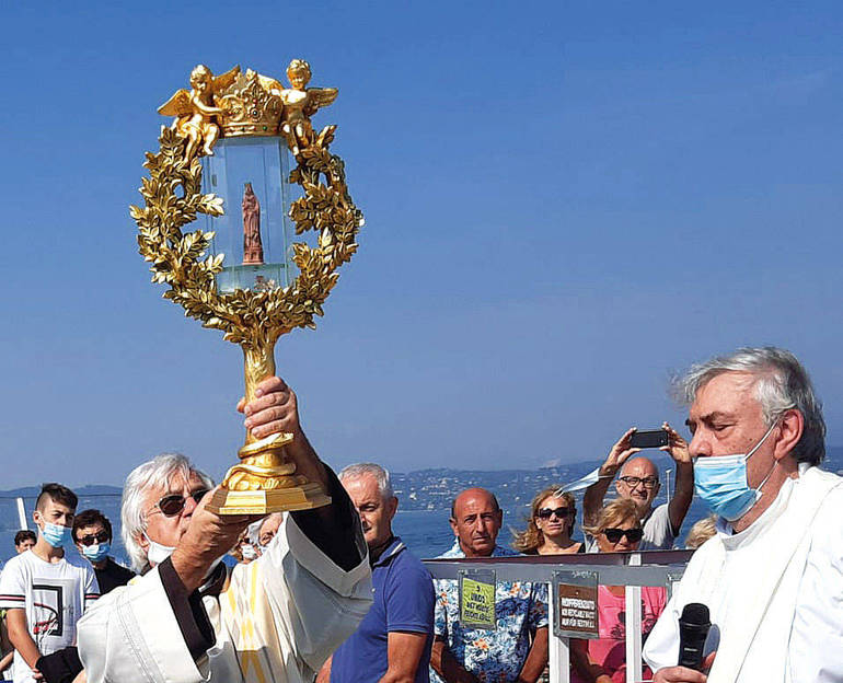 Benedizione delle acque del lago con la statua della B. V. Maria Benedizione delle acque del lago con la statua della B. V. Maria