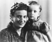 La piccola Benedetta in braccio alla madre Elsa Giammarchi