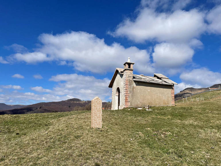 Una colonnetta votiva della Madonna del popolo in ricordo di mons. Finardi