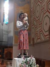 Una statua a Gianna la santa che preferì il figlio alla vita 