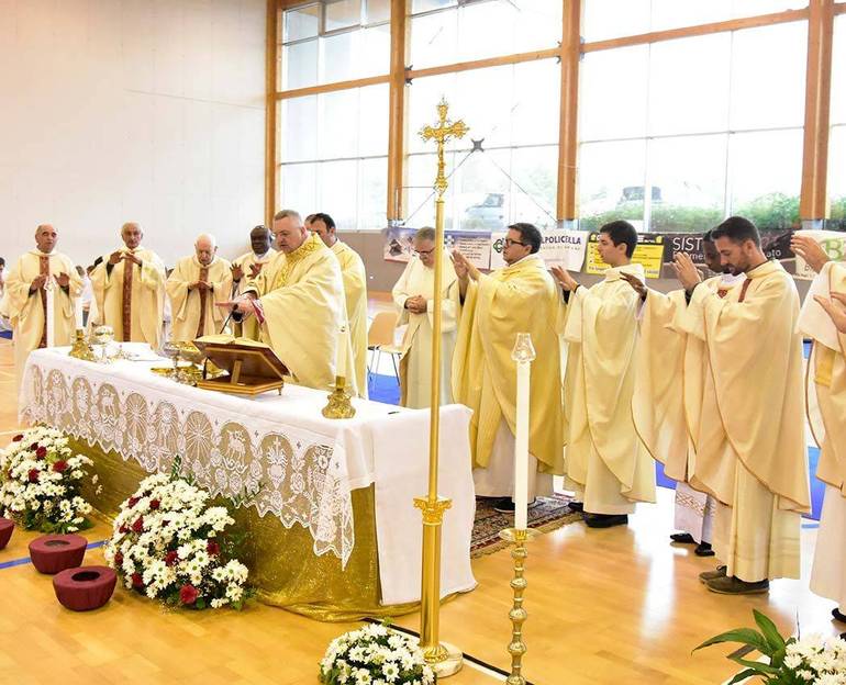 Foto di gruppo dei concelebranti e dei ministranti al termine della Messa