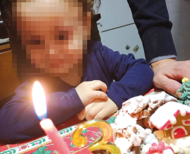 La piccola Amanda spegne le candeline dulla torta in occasione della festa del suo compleanno