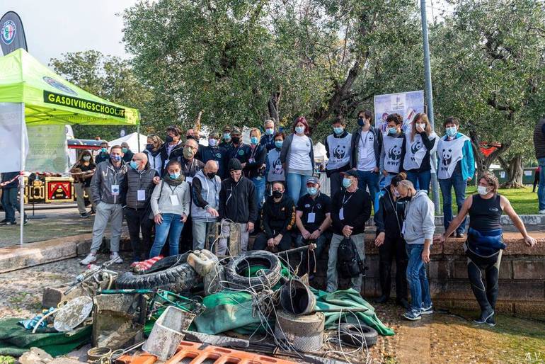 A Bardolino gli “spazzini” del lago mettono la muta da subacqueo