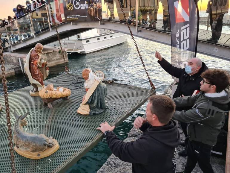 A Bardolino la natività illuminata nelle acque del Garda