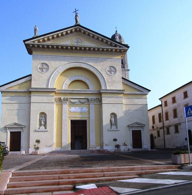 A San Briccio il paese s'intreccia con la sua chiesa A San Briccio il paese s'intreccia con la sua chiesa