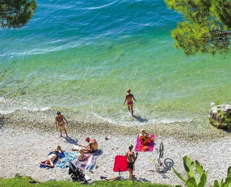 Spiaggetta di Rvalunga a Bardolino con bagnanti dal sapore quasi caraibico... Spiaggetta di Rvalunga a Bardolino con bagnanti dal sapore quasi caraibico...