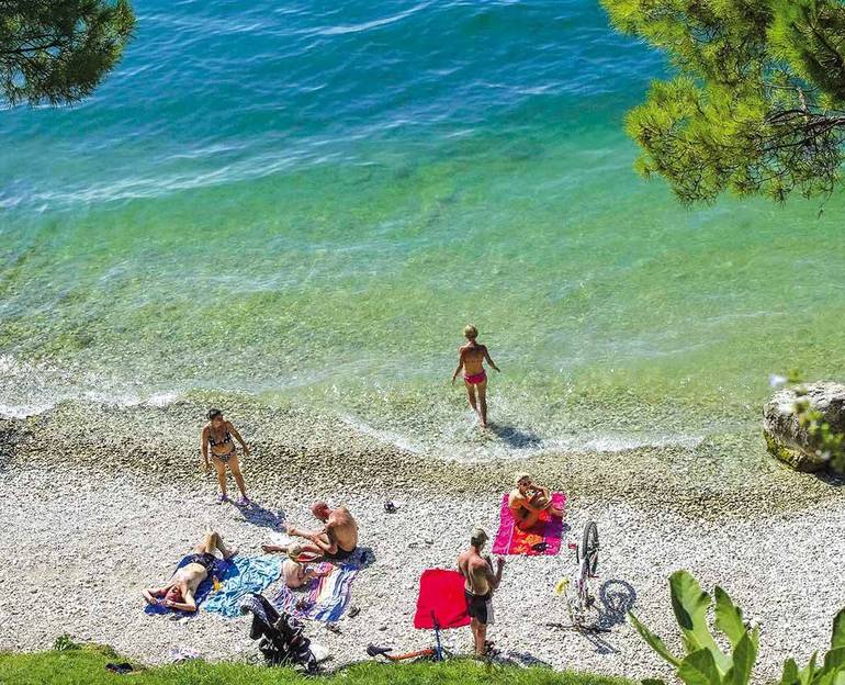 Spiaggetta di Rvalunga a Bardolino con bagnanti dal sapore quasi caraibico...