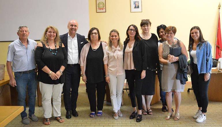 Foto di gruppo dei rappresentanti delle amministrazioni comunali e dei volontari del progetto "Insieme si può"