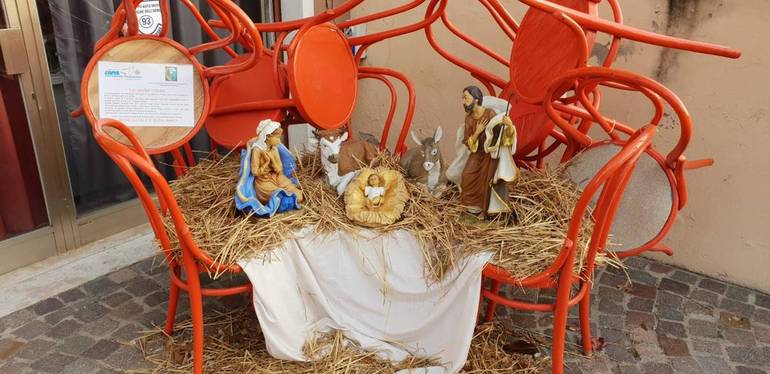 Il presepe dell'Avis si tinge di rosso 