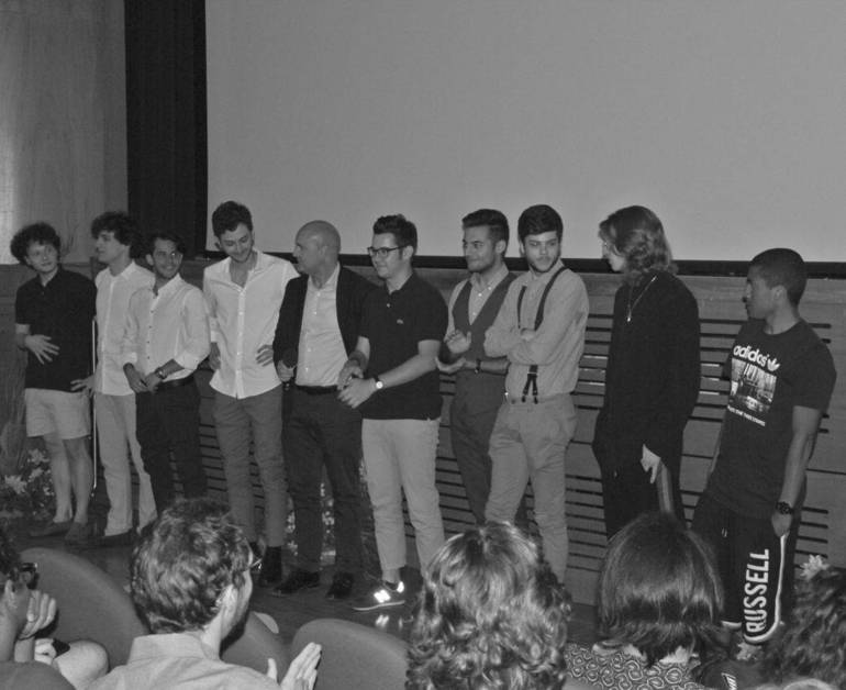 Immagine in bianco e nero con gli attori protagonisti schierati