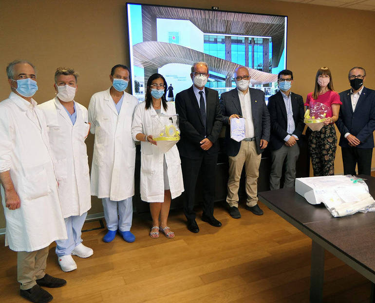 I rappresentanti dei Rotary club di Verona e del personale sanitario dell'ospedale