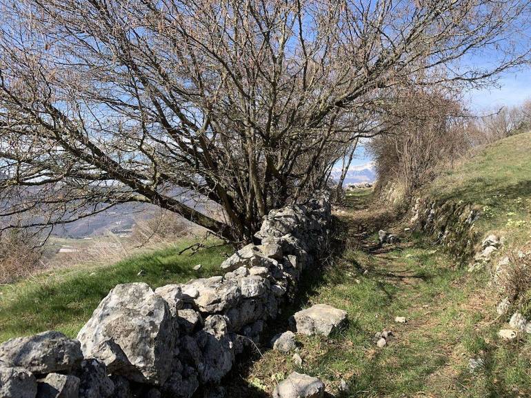 Attorno a Cerna, cerniera tra Valpolicella e Lessinia