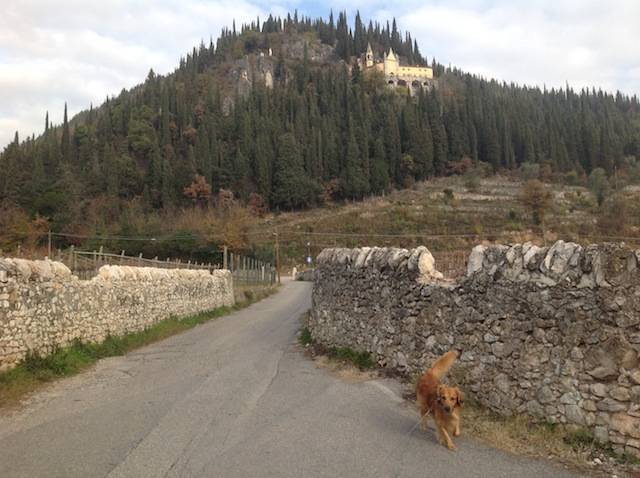 Il santuario di Fumane tra natura e spiritualità Il santuario di Fumane tra natura e spiritualità
