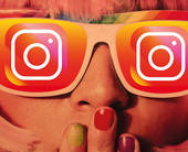 foto di viso femminile con occhiali sulle cui lenti compare il simbolo di Instagram