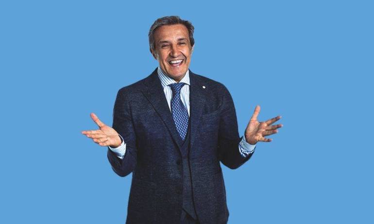 Insinna dispensa ironia e buonumore ma gli ascolti non lo premiano Insinna dispensa ironia e buonumore ma gli ascolti non lo premiano