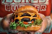 Hamburger, il panino americano per eccellenza che nel mondo fa il pieno di incassi (e di calorie)