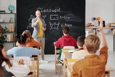 Lode agli insegnanti che trasmettono il sapere e contribuiscono all’educazione Lode agli insegnanti che trasmettono il sapere e contribuiscono all’educazione