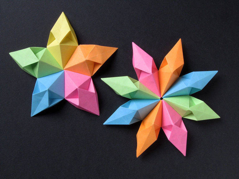 Modellare la carta con gli origami per entrare in contatto con il divino