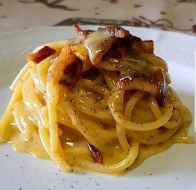 Una carbonara fatta come tradizione comanda ci fa capire che le diversità hanno un buon sapore