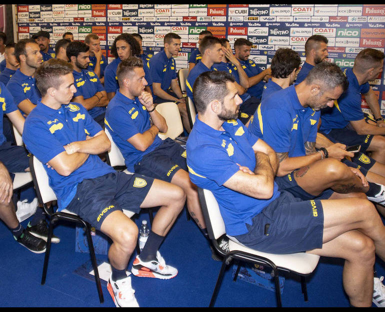Giocatori del Chievo seduti in sala durante una riunione tecnica