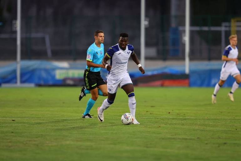 Subito fuori l'Hellas di Coppa. Vince il Cesena 2-1 Subito fuori l'Hellas di Coppa. Vince il Cesena 2-1